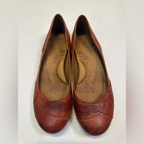 Born Shoes - BORN Size 8.5 Red Leather Floral Slip On Flats Round Toe Ballet Flats Soft Rust